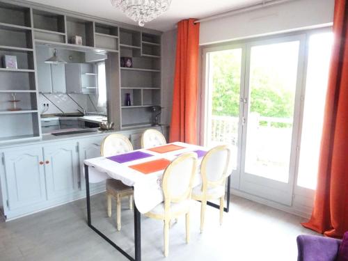 une cuisine avec une table et des chaises et une fenêtre dans l'établissement Résidence Le Saint Charles B - Appartement de standing à proximité des Thermes Chevalley ! MAE-6514, à Aix-les-Bains
