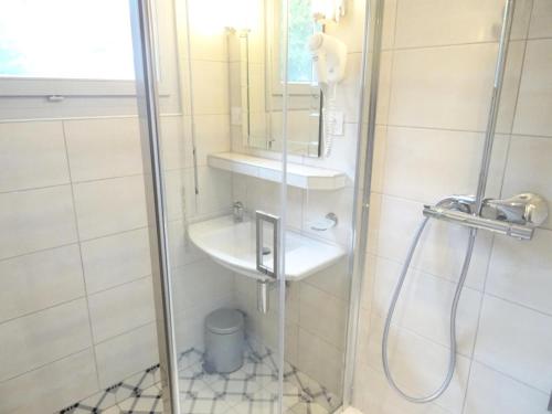 une salle de bain avec douche et lavabo dans l'établissement Résidence Le Saint Charles B - Appartement de standing à proximité des Thermes Chevalley ! MAE-6514, à Aix-les-Bains