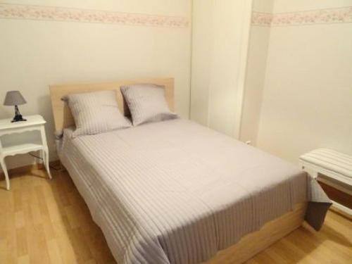 une chambre avec un lit et une table avec une lampe dans l'établissement Résidence La Maison Sulpice - Au coeur de la rue Piétonne, très central, spacieux ! MAE-6544, à Aix-les-Bains