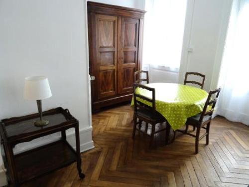une salle à manger avec une table, des chaises et une lampe dans l'établissement Résidence La Maison Sulpice - Au coeur de la rue Piétonne, très central, spacieux ! MAE-6544, à Aix-les-Bains