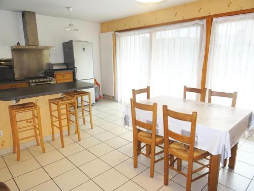 une cuisine avec une table et des chaises dans une pièce dans l'établissement Residence L'albizia - Très agréable avec sa belle terrasse hyper centre ! MAE-6594, à Aix-les-Bains