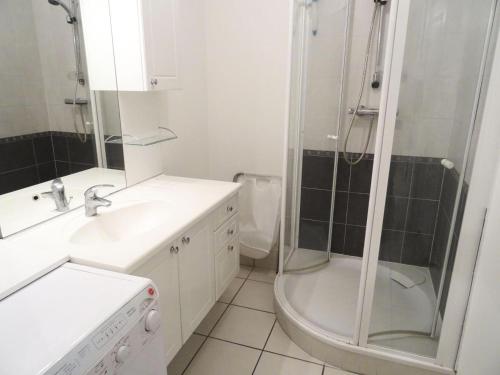 uma casa de banho com um chuveiro, um lavatório e um WC. em Residence L'albizia - 2 Pièces pour 4 Personnes 594 em Aix-les-Bains