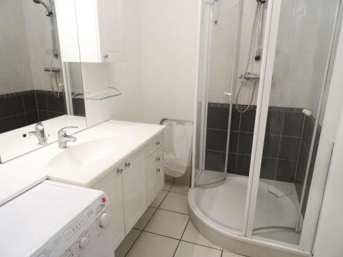 une salle de bain avec une douche, un lavabo et des toilettes dans l'établissement Residence L'albizia - Très agréable avec sa belle terrasse hyper centre ! MAE-6594, à Aix-les-Bains