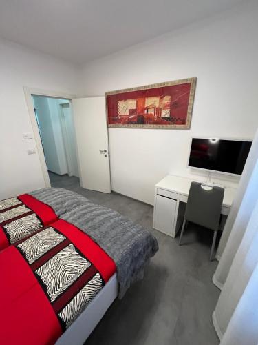 Schlafzimmer mit einem Bett und einem Schreibtisch mit einem Computer in der Unterkunft B&B Alessandro Room & Bathroom in private apartament in Arco