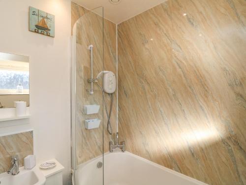Kerensa ha-Kres في سنن: حمام مع دش وحوض استحمام ومغسلة