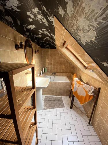 une salle de bain avec un lavabo et une baignoire dans l'établissement Résidence 720-pleneuf Val Andre - Maison typique situé en plein sur la digue du Val-André. MAE-2844, à Pléneuf-Val-André