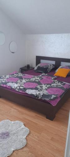 - une chambre avec un lit et une couette violette dans l'établissement Stan na dan -Bratunac-, à Bratunac