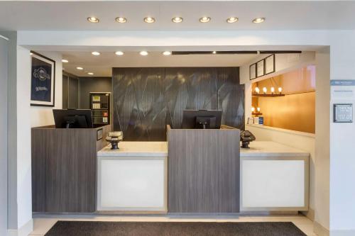 um átrio de um consultório dentário com duas mesas de recepção em Best Western Plus Milwaukee West em Milwaukee