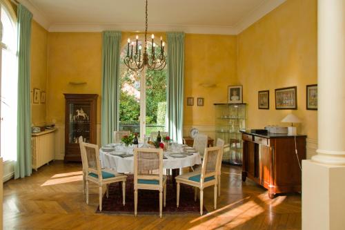 een eetkamer met een tafel en stoelen bij Home Sweet Home - Celle Saint Cloud Versailles in La Celle-Saint-Cloud