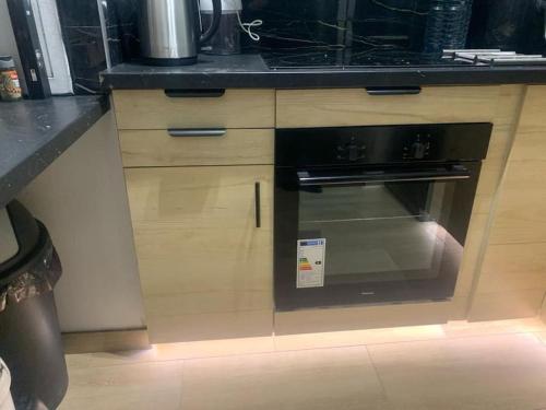 a kitchen with an oven with a sticker on it at Cosy Home Next To Disneyland & Train in Torcy