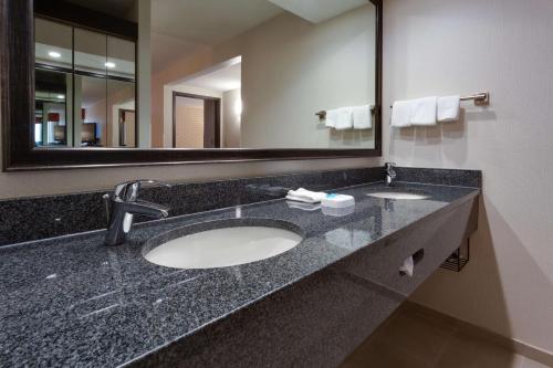 y baño con lavabo y espejo. en Drury Inn & Suites Denver Tech Center, en Centennial