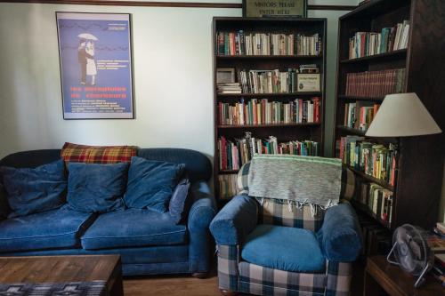 Χώρος καθιστικού στο Southeast Portland Comfy & Eclectic Craftsman Home