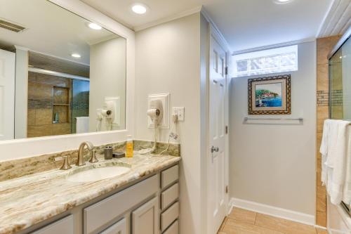 uma casa de banho com um lavatório e um espelho em Spacious Home with Tranquil Patio about 29 Mi to DC! em Severn