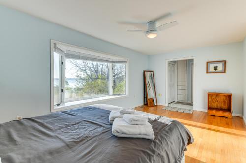 Säng eller sängar i ett rum på Tranquil River House with Grill and Views, Near Town!