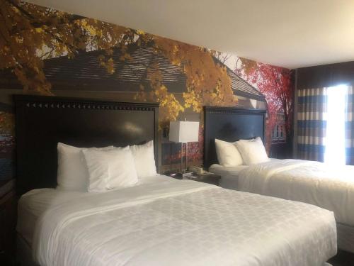 Habitación de hotel con 2 camas y almohadas blancas en SureStay Plus by Best Western Corydon, en Corydon