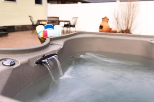 une baignoire remplie d'eau dans un lavabo dans l'établissement French Island Home Whot Tub, Kayak, Lake View, à La Crosse