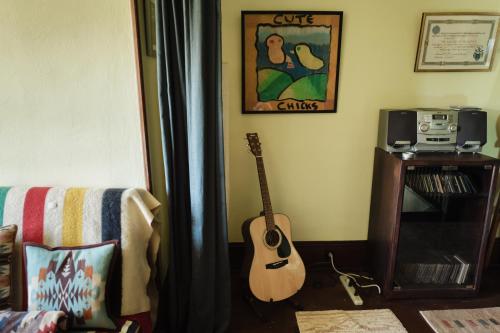 Μια τηλεόραση ή/και κέντρο ψυχαγωγίας στο Southeast Portland Comfy & Eclectic Craftsman Home