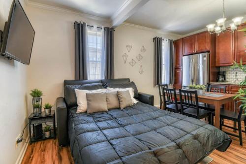 A bed or beds in a room at Modern 3BR2BA Apartment Minutes to NYC