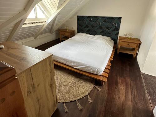 um quarto com uma cama e duas mesas de cabeceira em Bungalow Marie em Saint-François