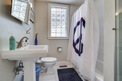 y baño con lavabo, aseo y ducha. en Pet-Friendly Saint Paul Vacation Rental with Deck!, en West Saint Paul