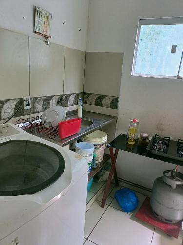 eine kleine Küche mit einer Spüle und einem Herd in der Unterkunft Toca in Pipa