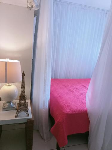 ein Schlafzimmer mit einem rosa Bett und dem Eiffelturm in der Unterkunft Toca in Pipa