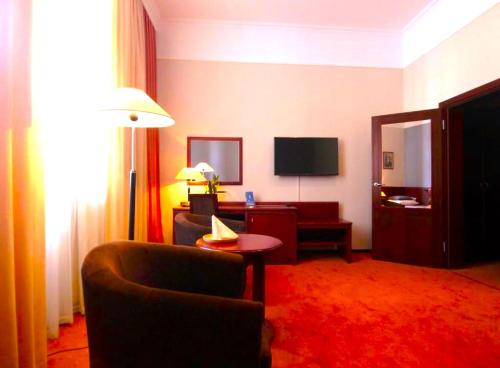 Télévision ou salle de divertissement dans l'établissement Hotel BAST Wellness & SPA