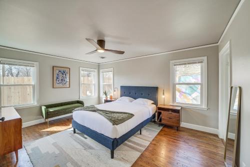 Ένα ή περισσότερα κρεβάτια σε δωμάτιο στο Lovely Tulsa Vacation Rental about 3 Mi to Downtown!