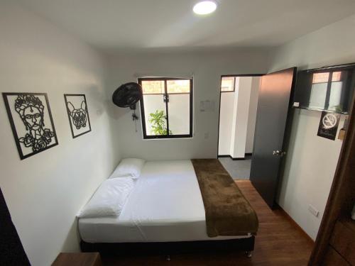 um quarto com uma cama num quarto com uma janela em Bramasole Hotel Boutique em Bogotá