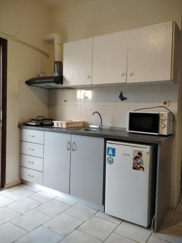 Labyrinthos Apartmentsにあるキッチンまたは簡易キッチン