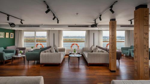 Un lugar para sentarse en TIA Boutique Nile Cruise - Every Monday from Luxor for 04 & 07 Nights - Every Friday From Aswan for 03 & 07 Nights