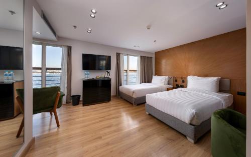 Una cama o camas en una habitación de TIA Boutique Nile Cruise - Every Monday from Luxor for 04 & 07 Nights - Every Friday From Aswan for 03 & 07 Nights