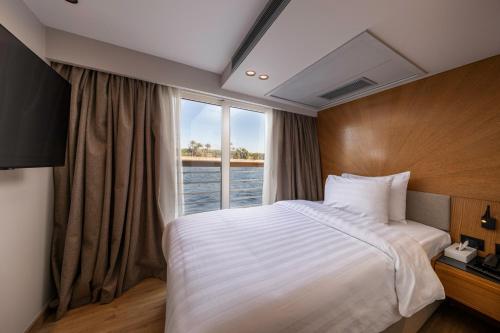 Postel nebo postele na pokoji v ubytování TIA Boutique Nile Cruise - Every Monday from Luxor for 04 & 07 Nights - Every Friday From Aswan for 03 & 07 Nights