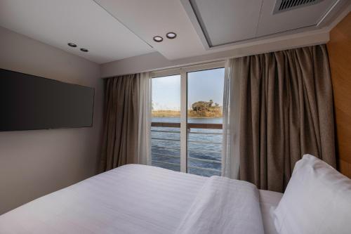 Postel nebo postele na pokoji v ubytování TIA Boutique Nile Cruise - Every Monday from Luxor for 04 & 07 Nights - Every Friday From Aswan for 03 & 07 Nights