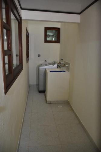 uma casa de banho com um lavatório e uma máquina de lavar roupa em Confortable apartamento cerca de la plaza principal em Villa de Leyva