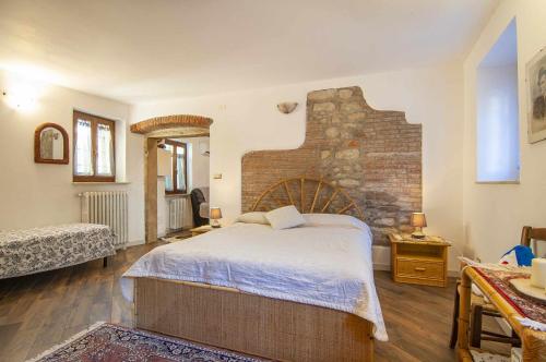 Postel nebo postele na pokoji v ubytování Dimora Laura - Romantico con stufa a legno