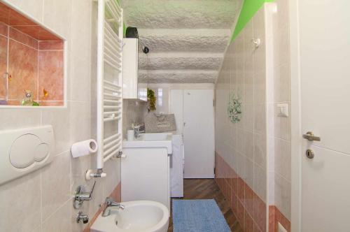y baño con lavabo y aseo. en Dimora Laura Romantico con stufa a legna, en SantʼAmbrogio di Valpolicella