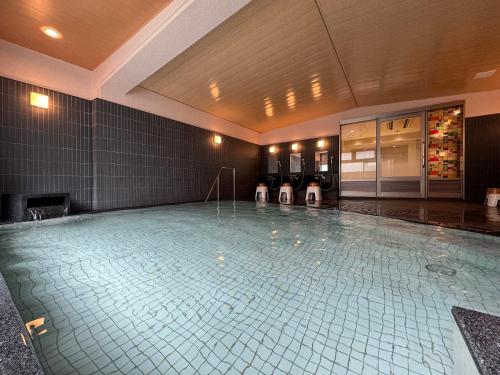 a large swimming pool in a hotel room with at Hotel Uzuraya in Chikuma