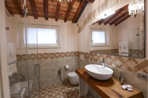 uma casa de banho com um lavatório, um WC e um chuveiro em Antica Colombaia em San Marino
