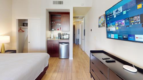 een hotelkamer met een groot bed en een keuken bij LV002 Secluded Downstairs Legacy Villas Studio in La Quinta