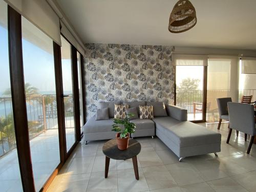 sala de estar con sofá y mesa en Vista al mar, Alberca, Netflix, Playa - Facturamos, en Conchal