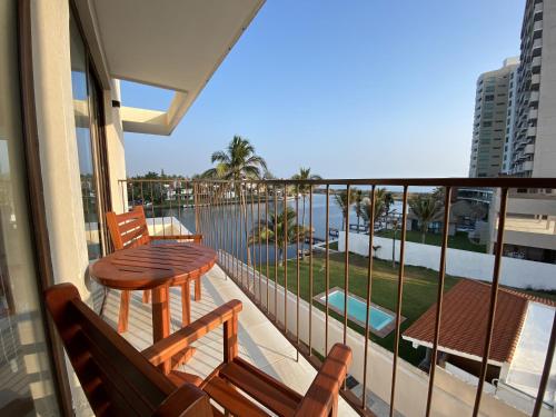 a balcony with a table and chairs and a view of the ocean at Vista al mar, Alberca, Netflix, Playa - Facturamos in Conchal