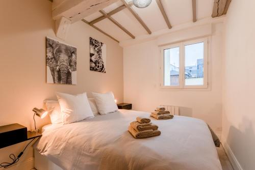 Ένα ή περισσότερα κρεβάτια σε δωμάτιο στο Villa Caron - Appartements haut de gamme avec chambre hyper centre