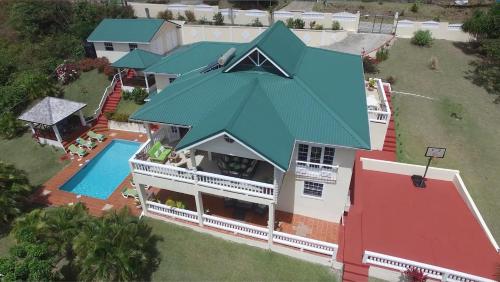 una vista aérea de una casa con techo azul en Newly renovated 3-bed spacious family home - Villa Decaj home, en Cap Estate