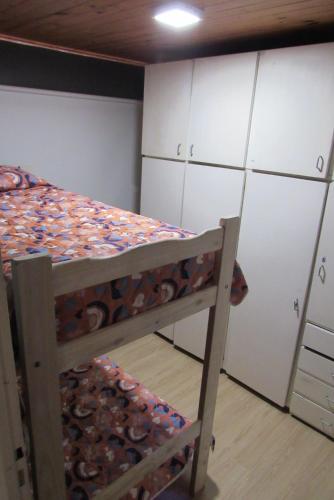 1 dormitorio con 2 literas y armarios blancos en Casa en Quequén hasta 5 personas en Quequén