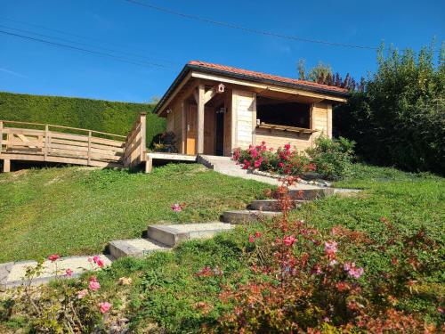 une petite maison sur une colline avec des escaliers en face dans l'établissement Gîte moderne avec accès indépendant, proche centre-ville et Thermes, terrasse et équipements inclus - FR-1-589-57, à Contrexéville