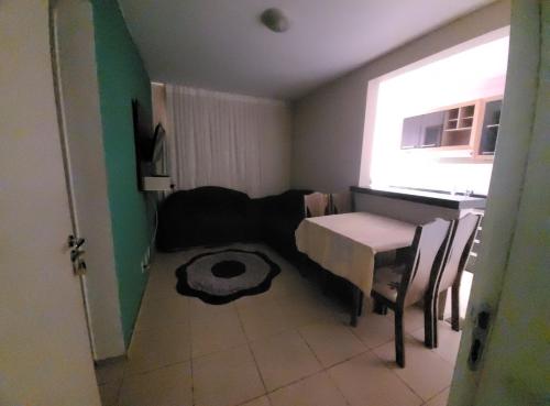 a small room with a table and a window at Apartamento no val in Valparaíso de Goiás
