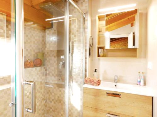 y baño con ducha y lavamanos. en One bedroom property with wifi at Tubilla del Lago, en Tubilla del Lago