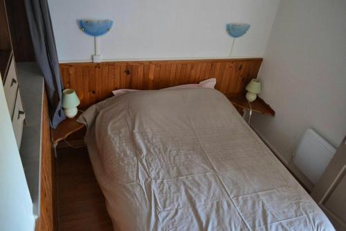 ブローニュ・シュル・メールにあるAppartement d'une chambre a Boulogne sur Mer a 300 m de la plage avec wifiの小さな部屋のベッド1台(ランプ2つ付)