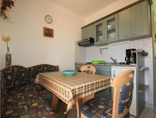 une cuisine avec une table, des chaises et une table. dans l'établissement Apartments by the sea Privlaka, Zadar - 22380, à Privlaka